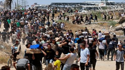 كارثة إنسانية جديدة بغزة.. 20 قتيل في حادث انقلاب شاحنة مساعدات