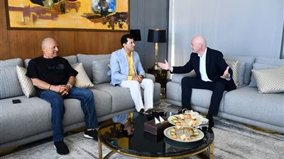 بعد اختياره العلمين لقضاء عطلته مع أسرته.. وزير الرياضة يلتقي إنفانتينو