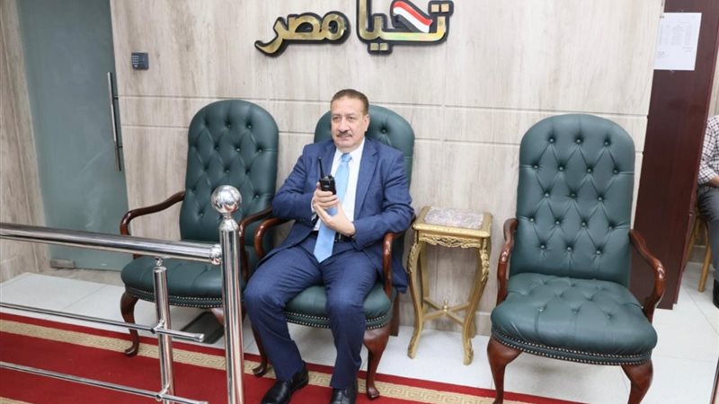 محافظ المنوفية أثناء