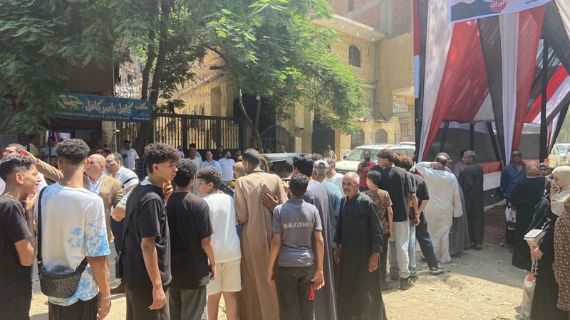 خلال إدلاء الناخبين