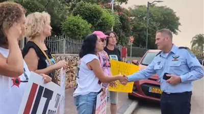 نتنياهو يحيل قائد سلاح الجو الإسرائيلي للتحقيق بعد مصافحته متظاهرة مناهضة للحكومة
