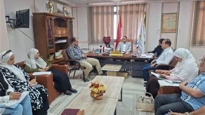 وكيل صحة شمال سيناء يجتمع بمديري الإدارات الفنية لمناقشة تطوير الخدمات الطبية 