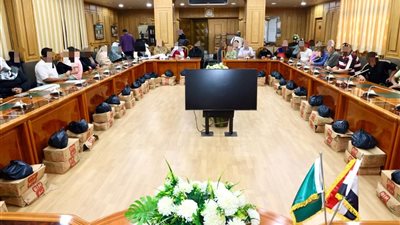 محافظ المنوفية يوزع مساعدات مالية وعينية لــ  55 حالة إنسانية