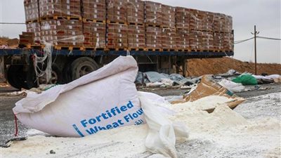 إسرائيل تعتقل سائقي شاحنات المساعدات لتشديد الحصار على غزة