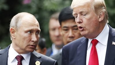 ترامب يطلع زيلينسكي وقادة أوروبا على نتائج قمته مع بوتين