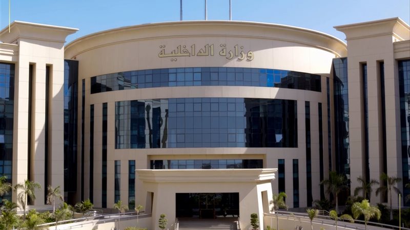 التحقيق مع ضابط تعدى