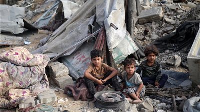 صحف عالمية: انعدام الغذاء والدواء يهدد أطفال غزة بالموت.. وإسرائيل تسعى للتهجير