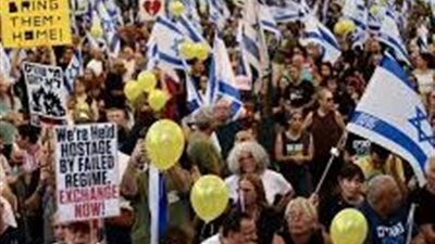 إضراب ومظاهرات واسعة في إسرائيل للمطالبة بإنهاء الحرب.. وعودة الأسرى الإسرائيليين