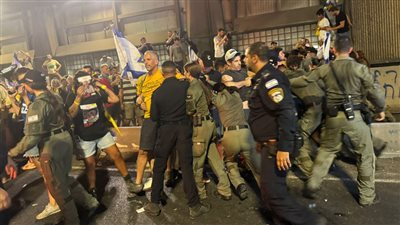 اعتقال 25 مواطنا إسرائيليا خلال مظاهرات اليوم بإسرائيل للمطالبة بإنهاء الحرب