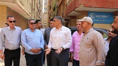 محافظ الجيزة يقود أعمال إزالة 6 أبراج مخالفة بشارع اللبيني بحي الهرم