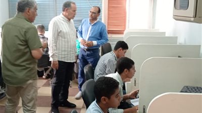 وكيل وزارة التعليم بأسيوط يتفقد إختبارات طلاب مدارس المتفوقين  