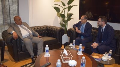 غرفة القاهرة تبحث فرص التعاون مع مجلس تنمية تجارة هونغ كونغ