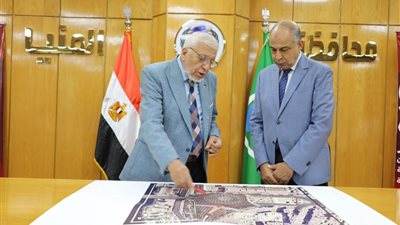 محافظ المنيا يناقش مشروعات جديدة لتخفيف الزحام وتحسين الحركة المرورية