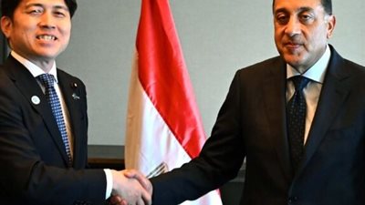 رئيس الوزراء يلتقي وزير البنية التحتية الياباني لتعزيز التعاون