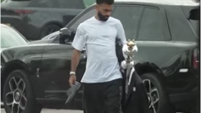 محمد صلاح يصطحب جائزة الأفضل بالدوري الإنجليزي إلى تدريبات ليفربول