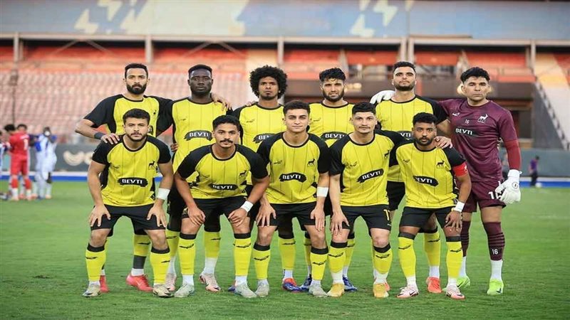 فريق كرة القدم بنادي