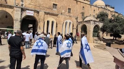 عشرات المستوطنين يقتحمون المسجد الأقصى وسط حماية مشددة من شرطة الاحتلال