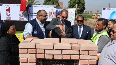 محافظ سوهاج يضع حجر أساس مشروع الصرف الصحي بأولاد عزاز والمنياوي