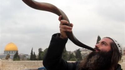 إسرائيلي ينفخ ببوق الشوفار في الأقصى.. وسط تحذيرات من تصعيد خطير