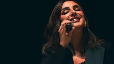 أنغام تحظى بدعم واسع من زملائها في الوسط الفني عقب عودتها إلى مصر