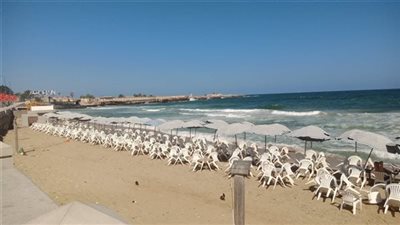 تحذيرات الأرصاد تغلق شواطئ العجمي بالإسكندرية بسبب اضطراب الأمواج