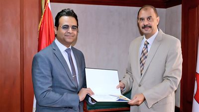 بالصور..محافظ سوهاج يُكرّم وكيل الصحة وعدد من مسئولي الإدارات والوحدات الصحية