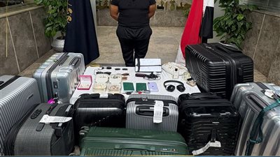 ضبط سائق سرق حقائب ومشغولات ذهبية من سيدتين بالتجمع الأول
