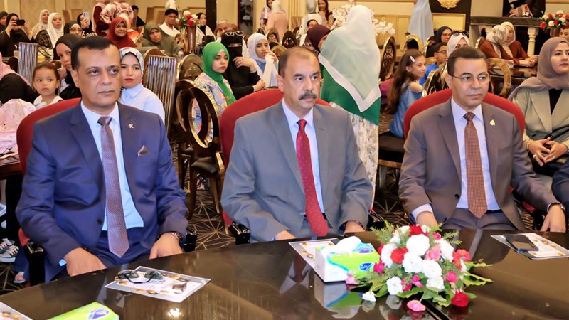 محافظ سوهاج برفقة