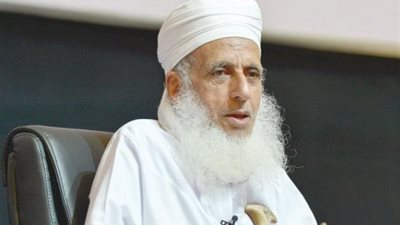 مفتي سلطنة عمان يُقدم التعازي لليمنيين بعد اغتيال رئيس حكومة الحوثيين ووزراء