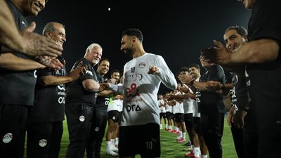 منتخب مصر يُكرّم محمد صلاح بممر شرفي بعد تتويجه بجائزة أفضل لاعب في إنجلترا