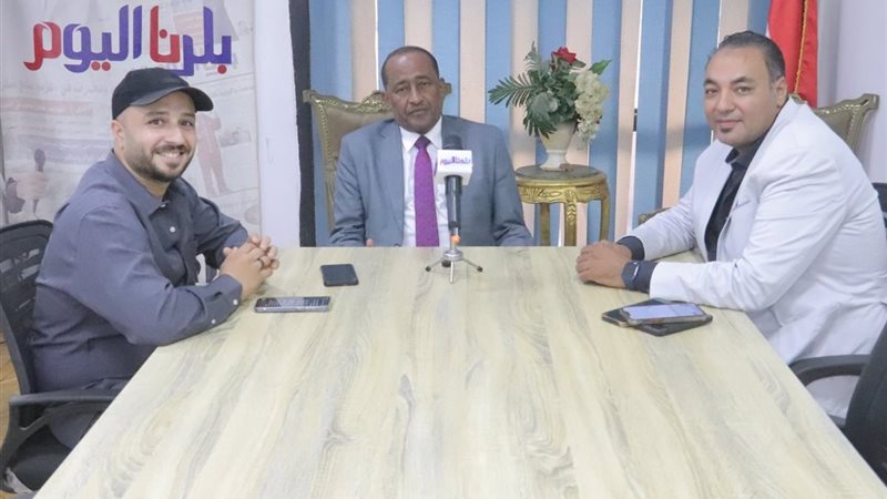 الصحفيان عادل عقل