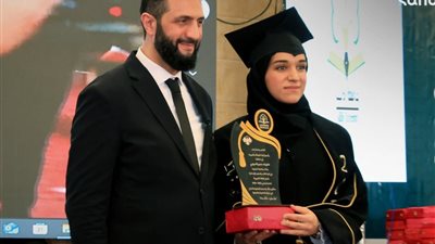 الرئيس السوري يقدم شهادة التخرج لزوجته في حفل دفعة 