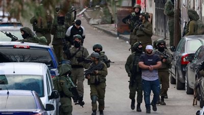 القوات الإسرائيلية تقتحم الضفة الغربية وتهدم محال تجارية وتعتقل مدنيين