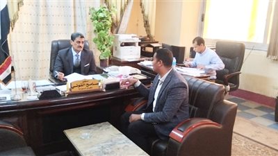 الرقابة على الأسواق وأهلا مدارس..محمود حسن يفتح ملف التموين فى حوار مع وكيل الوزارة بسوهاج