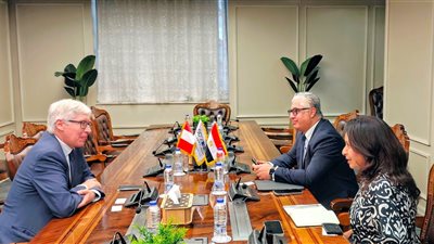 رئيس اقتصادية قناة السويس يبحث فرص التعاون مع سفير بيرو بالقاهرة