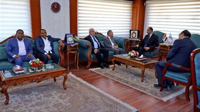 محافظ سوهاج يستقبل النقيب العام لأطباء مصر بالديوان العام