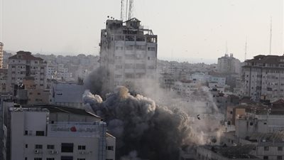 جيش الاحتلال يواصل استهداف الأبراج السكنية في قطاع غزة