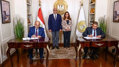 وزيرة التنمية المحلية ومحافظ القليوبية يشهدان توقيع عقد جديد مع 