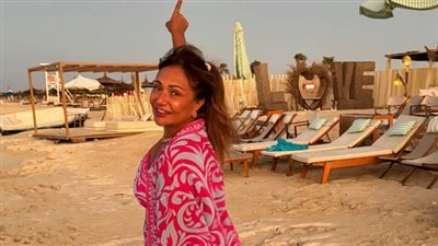 ليلى علوي تخطف الأنظار بإطلالة صيفية.. وتبدأ تصوير «ابن مين فيهم»