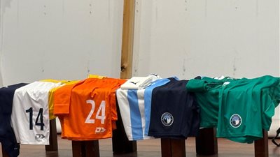 بيراميدز بالزي الأزرق وأوكلاند سيتي بالأصفر في لقاء الدفاع الجوي