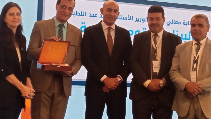 وزير التعليم يكرم