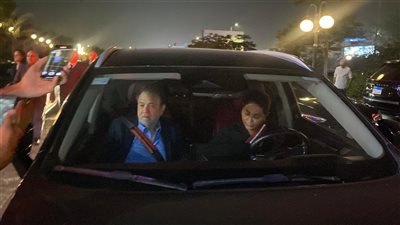 وفاء عامر وزوجها الأبرز.. توافد الفنانين على عزاء المطرب عمرو ستين (صور)