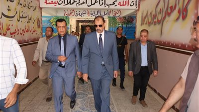 بالصور.. محافظ سوهاج يتفقد استعدادات المدارس بحي شرق وأخميم والكوثر 
