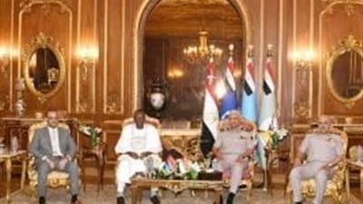 وزير الدفاع يستقبل نظيره الجامبي لتعزيز أوجه التعاون العسكري بين البلدين