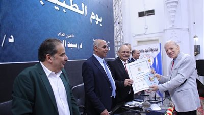 نقابة أطباء الجيزة تكرم الدكتور 