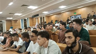المدرجات عالآخر.. التزام طلاب جامعة القاهرة الأهلية بالحضور في أول أيام الدراسة