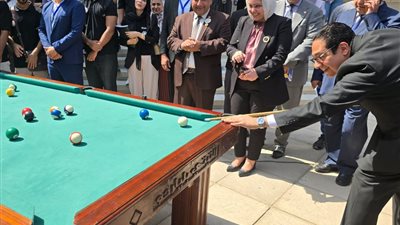 رئيس جامعة القاهرة يفتتح العام الدراسي بمباراة بلياردو مع الطلاب
