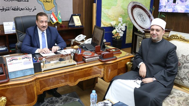 المحافظ أثناء اللقاء