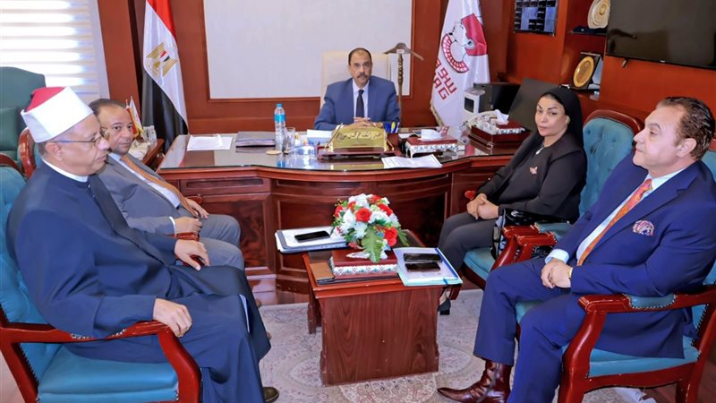 المحافظ برفقة مسئولى