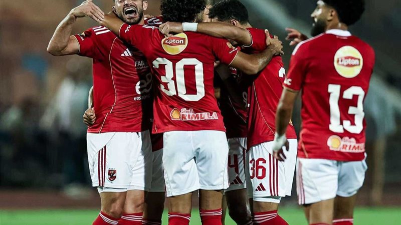 فريق كرة القدم بالنادي